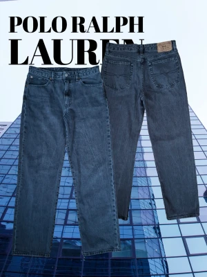 Ralph Lauren Jeans - Vi säljer ett par jeans från Polo Ralph Lauren I storlek 170. Modellen är 173cm så plagget passar bättre till de i det längdspannet. Byxorna är i bra skick förutom att Polo lappen flagnat lite. 