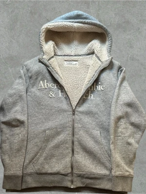 Riktigt fet Abercrombie&fitch hoodie. - Storlek L sitter som M. Fodring. Priset är ej hugget i stenen. Skickas inom 1 dag efter köp. Skickas bara me PostNord🙌🏼för frågor osv så är de bara å kontakta mig😇🙌🏼