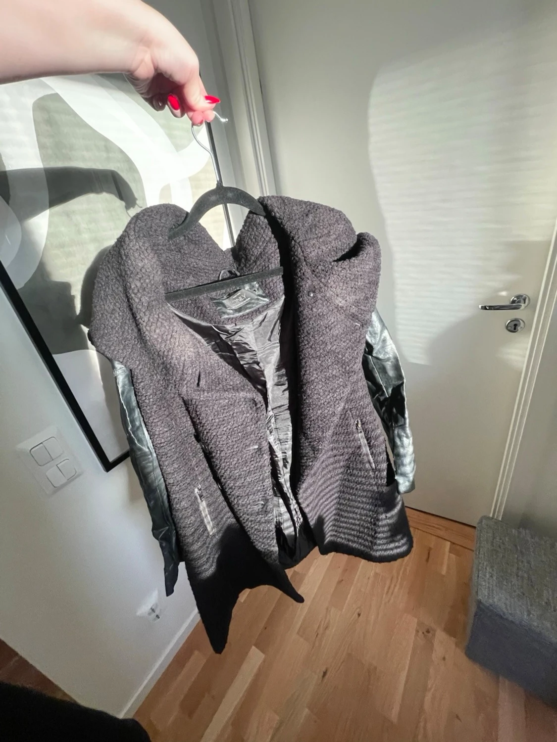 Svart teddyjacka med skinnärmar