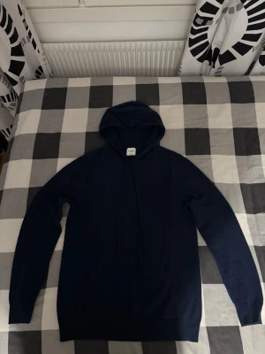 John Henric cashmere hoodie - En hoodie i bra skick 109% cashe vid funderingar hör av er