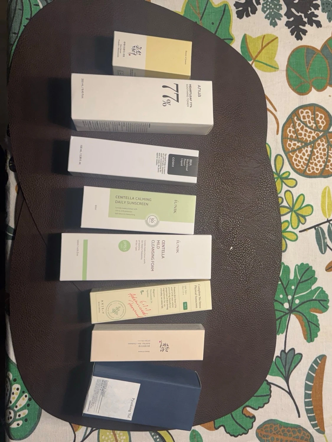 Koreanska sminkprodukter i originalförpackning