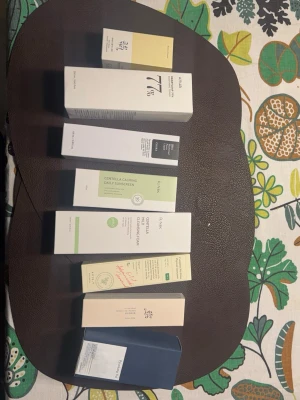 Koreanska sminkprodukter i originalförpackning - Säljer ett kit med koreanska sminkprodukter i originalkartong. Innehåller bland annat toner, solskydd, rengöringsskum och essence från märken som iUNIK, Anua, COSRX och Axis-Y. Förpackningarna är i ljusa färger som vitt, grönt, beige och blått. Perfekt för dig som gillar K-beauty. 50kr/st 