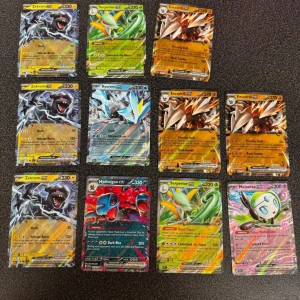 Pokémon EX-kort samling - Cool samling av Pokémon EX-kort med favoriter som Zekrom, Serperior, Kyurem, Hydreigon och fler! Perfekt för dig som älskar Pokémon, samlar på kort eller vill boosta din lek. Färgstarka och glittriga kort som gör din samling extra episk.