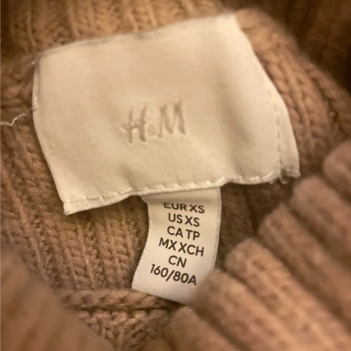 Beige croppad polotröja från H&M - 2