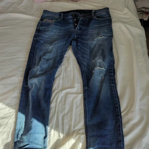 Diesel jeans - Blå distressed diesel jeans. W32/L32 men snyggt upplagda så är mer som 30 i längden. Skriv vid eventuella funderingar!