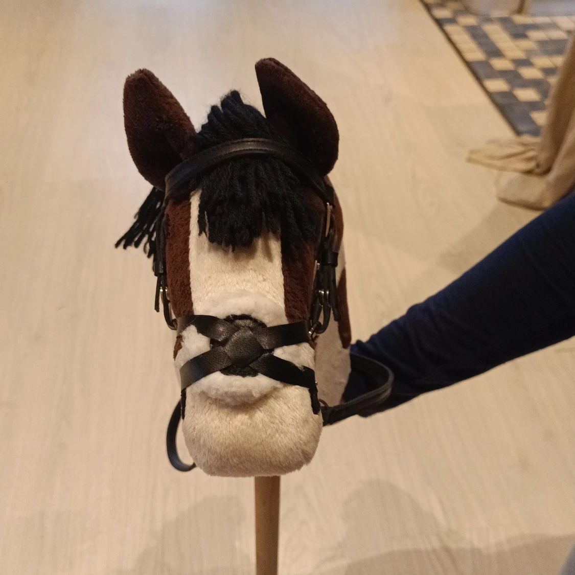 Säljer min käpphäst som inte kommer till användning längre.Ganska ny från Hööks,har bara varit använd 3 till 4 gånger. Tränset följer också med😄 nypriset var 530 för allt - 2