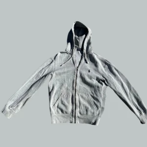 Grå hoodie från Polo Ralph Lauren - Grå Ralph Lauren Hoodie Skick 7/10 ✅  Storlek M ✅  Pris går att diskutera 🤝 Hör av er vid frågor eller fler bilder :)