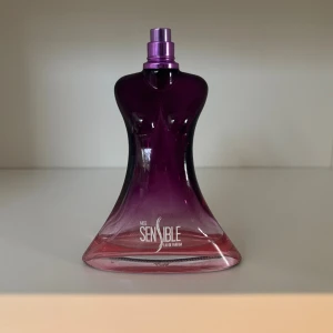 Miss Sensible Eau de Parfum - FLASKAN ÄR TOM!!En parfym med unik flaska i lila och rosa toner. Volym: 90 ml. Perfekt för dig som vill sticka ut med en snygg detalj på hyllan.