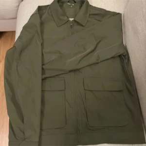 Olivgrön overshirt med fickor - Snygg olivgrön overshirt.