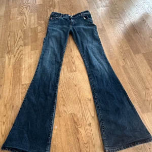 Extremt långa lågmidjade jeans - Säljer ett par lågmidjade jeans från märket miss sixty.  Modellen heter ”extra low Tommy”. Jeansen är väldigt strechiga och passar perfekt för en lång person. Midjemåttet är 40cm platt och innerbenslängden är 90cm. De är lite slitna nertill där bak men det är inget man lägger märke till. Det är bara att höra av sig vid frågor! 💕