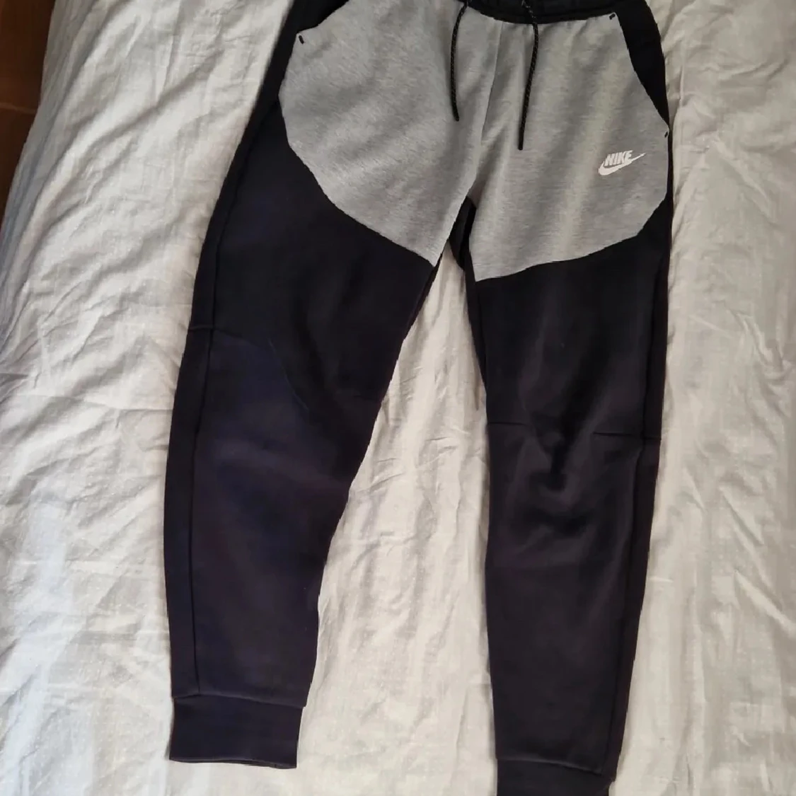 Nike mjukisbyxor i svart och grå