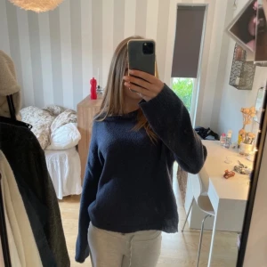 Blå fin stickad tröja  - Använd tre gånger 💗