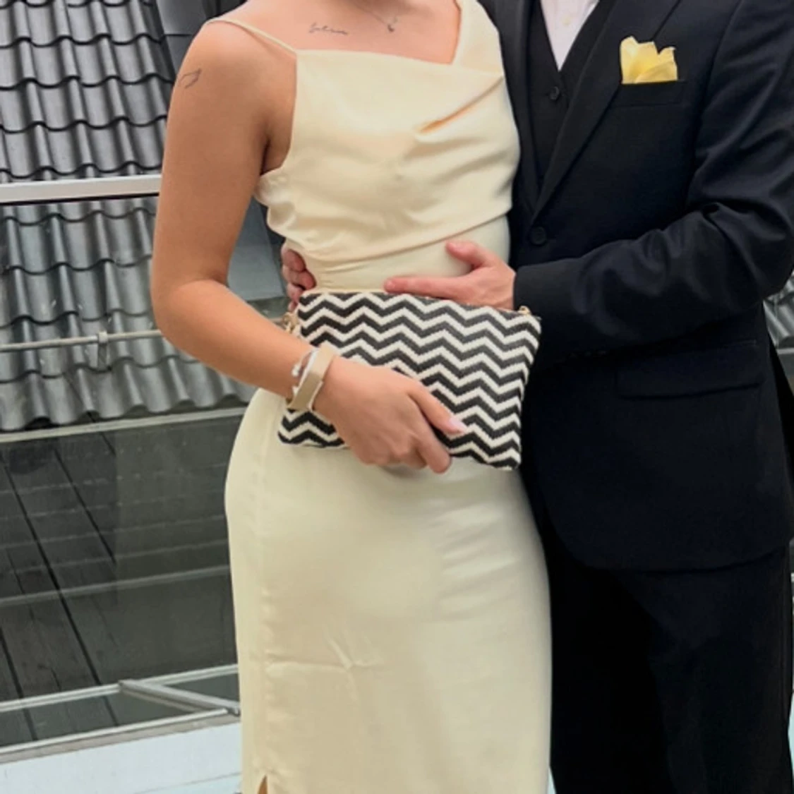 Ljus långklänning med slits från Adoore