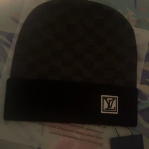 L v mössa - Nytt skick och fraktas inom en dag