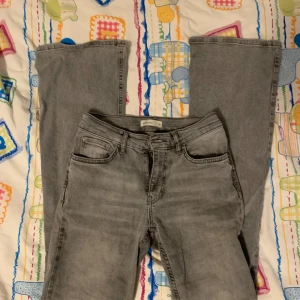 Gråa bootcut jeans från Gina Tricot  - Snygga gråa jeans men en bootcut/ flate jeans från Gina Tricot. 