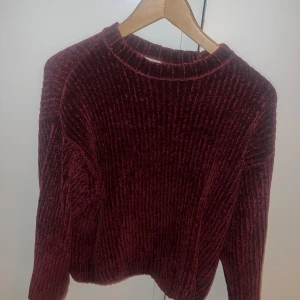 Vinröd sammetströja från Monki XS - Mysig vinröd tröja från Monki i storlek XS. Tröjan är ribbad och gjord i mjuk sammet med lång ärm och rund halsringning. Perfekt för dig som gillar en chill och trendig look. Tröjan är overzise
