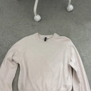 Ljusrosa stickad tröja från H&M Divided - Säljer en ljusrosa stickad tröja från H&M Divided i storlek S.🥰 bra skick 