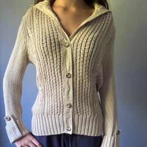 Beige stickad kofta - Säljer en beige stickad kofta från Massimo Dutti, nästan aldrig använd💝 står storlek M men skulle säga att den också passar S, Xs och kanske xxs!! Priset kan diskuteras 🫧🫧