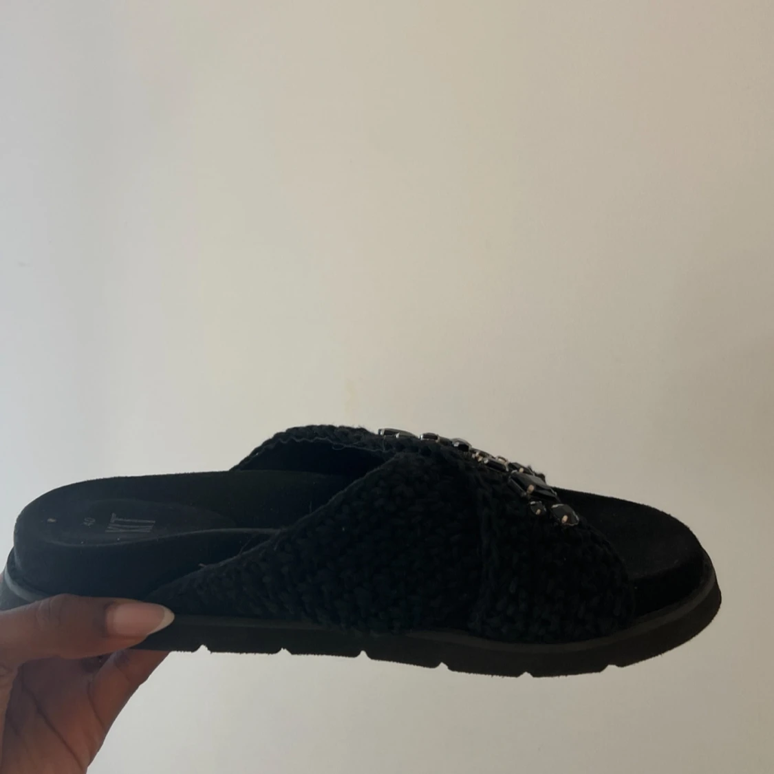 Svarta sandaler med pärldetaljer - 4