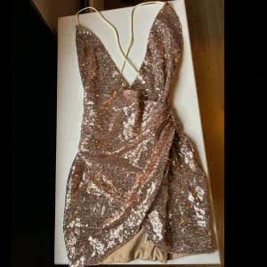 Ny glittrig klänning  - Aldrig använd. Dragkedja i ryggen 