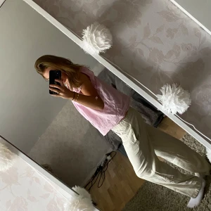 Beiga vida linnebyxor - Säljer ett par beiga linnebyxor med avslappnad passform och breda ben. Byxorna har resår i midjan för extra komfort och är perfekta för en chill och stilren look. Lätta och luftiga, passar perfekt till sommaren.☀️💘