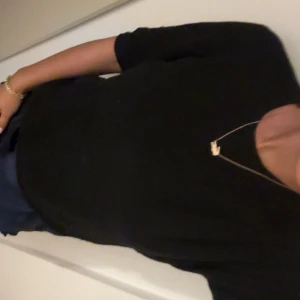 Svart kortärmad tröja från Zara - En stilren svart tröja från Zara i storlek L. Tröjan har korta ärmar och en klassisk rund halsringning. Perfekt att matcha med jeans eller kjol för en enkel och snygg look. Tröjan är i storlek L men den passar mig som har xs-s i storlek.