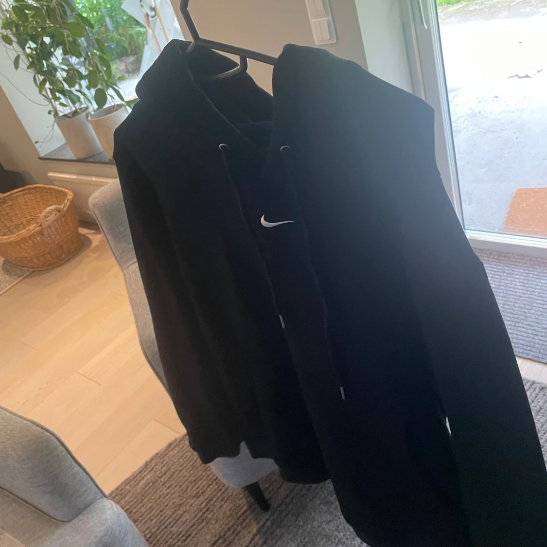 Svart Nike hoodie med huva och ficka - 1