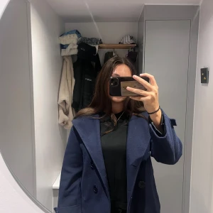 Mörkblå kappa - Säljer en mörkblå kappa i väldigt bra skick 