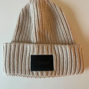 Mössa - Mössa från STRONGER. Finns ej i sortimentet längre. Nypris 389kr. Köparen står för frakten. Pris kan diskuteras vid snabb affär.