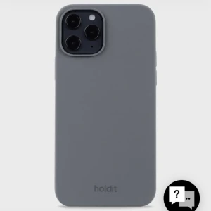 Holdit mobilskal för iPhone - Stilrent grått mobilskal från Holdit, designat för iPhone med trippelkamera. Skalet är i gott skick med minimalt slitage och ger ett bra skydd mot repor och stötar. Passar perfekt för dig som vill ha ett enkelt och snyggt skydd till din iPhone. Passar till IPhone 12. Nypris 199 kr 