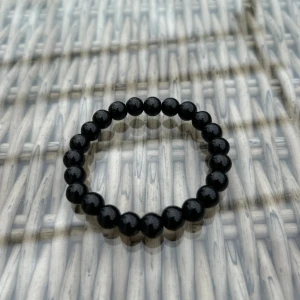 Svart pärlarmband - Ett stiltent och snyggt pärlarmband som passar alla stilar. Passar handleder som är mellan runt 15-17cm. Om någon har någon fråga är det vara att skriva🙌