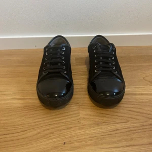 Svarta Lanvins - Säljer nu mina svarta lanvin skor då jag aldrig använder dem längre och dem är värda lite stålar. Tvekan inte att höra av vid fler frågor och funderingar 👌😊