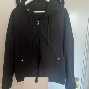 Moncler Windbreaker - Jag säljer denna jacka som är perfekt nu till hösten! Jackan är storlek 3 vilket passar M/L. Jackan är i utmärkt skick. Tveka inte att höra av er för fler frågor eller bilder (priset kan diskuteras vid snabb affär). 