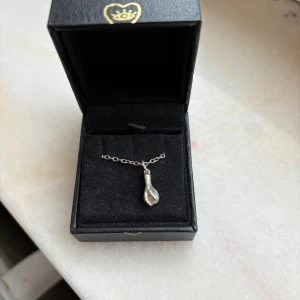 maria nilsdotter halsband - säljer mitt jätte fina halsband från maria nilsdotter i längd 45💘 i jätte fint skick😇 kvitto finns! Förpackning medkommer