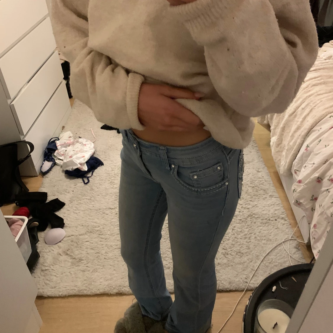 Ljusblå jeans med korsdetalj - 2