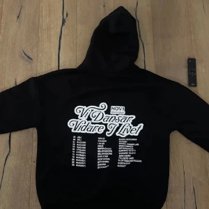 Hov1 hoddie Intressekoll  - Hov1 hoddie i storlek M. Använd  2 gånger. Kollar vad jag kan få för den.🥰