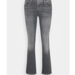 Grå bootcut jeans från Pepe Jeans - Snygga grå bootcut jeans från Pepe Jeans med snygga fickor och låg midja. Jeansen har en cool tvättad look och subtila sömdetaljer på bakfickorna. Perfekta för dig som gillar en avslappnad men trendig stil. Supersköna!! Säljer då jag använder mina andra gråa jeans istället