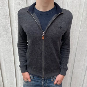 Morris Merinoull Fullzip - Säljer nu min sjukt stiliga fullzip av märket Morris i 100% merinoull! | Tröjan är i mycket gott skick! | Hör av dig vid ytterligare funderingar!✌️👑