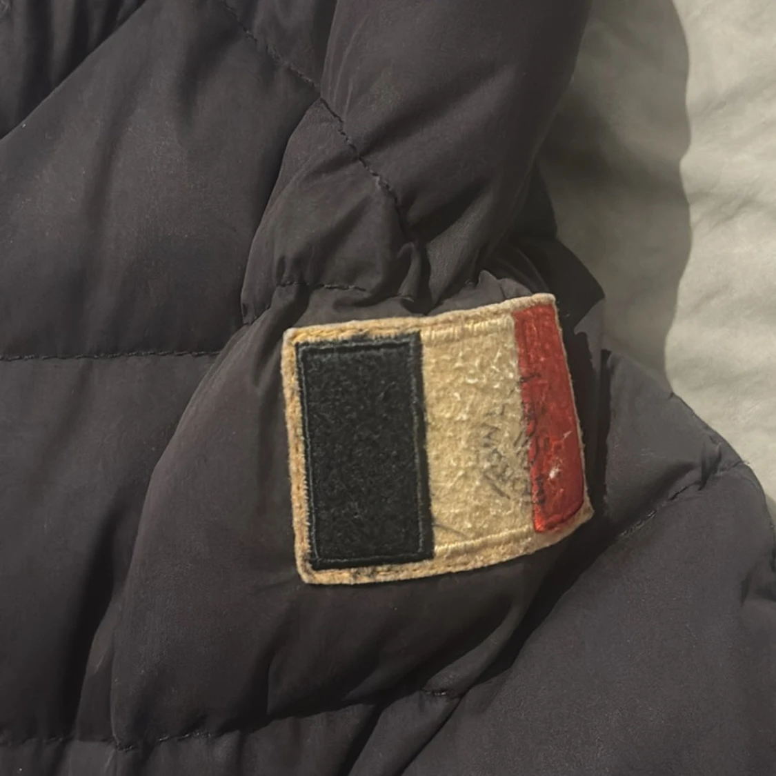 Svart Moncler pufferjacka med huva - 1