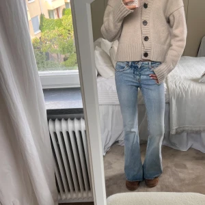 Ljusblå Jens - Ljusblå bootcut och lowwaist jeans från Monki!💞Storlek 24/32!