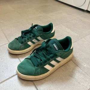 Addidas skor  - Trendiga Addidas skor i strl. 40. Tecken på användning men är annars i fint skick, vita delen längst ner på skon kan man skrubba bort från smuts. 