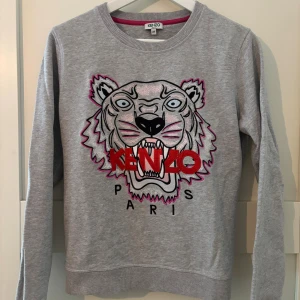Grå Kenzo sweatshirt med tigertryck - Säljer en grå sweatshirt från Kenzo i st M men passar mer som en S