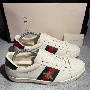 Gucci Ace - Klassiska Gucci Ace skor med ett bi - storleken är 44, och dem är i nyskick 10/10 - köpta för runt 4000kr, säljs för 2290kr - har kvitto - STEAL 🙌