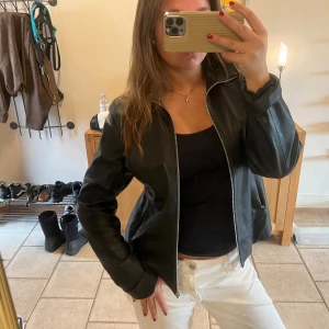 Cool skinnjacka🎧 - Så fin skinnjacka som passar perfekt till allt! Vet inte storlek men sitter som en S/m!💓