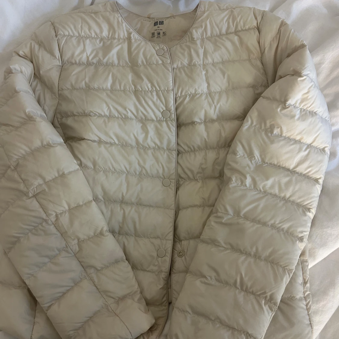 Beige dunjacka från Uniqlo XS - 1
