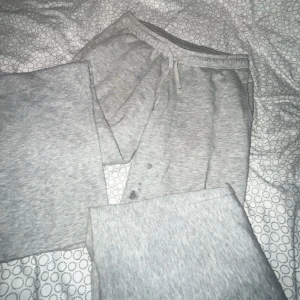 Lågmidjade mjukisbyxor Gina Tricot  - Gråa mjukisbyxor ifrån Gina Tricot 14+ i storlek 170 skulle säga att den sitter som en small, passar bra i längden på mig som är runt 160-165 det finns några fläckar på den som man kan se på bilden! 