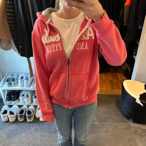 Abercrombie and fitch zip up  - Super snygg o skön zip up hoodie från Abercrombie and Fitch. Den är  XL men ganska liten i storleken. Använd men inga defekter endast lite nopprig inuti. Priset kan diskuteras, hör av er för fler bilder 💞