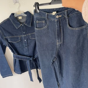 Mörkblå jeansset  - Snygga mörkblå jeans från Bik Bok med raka ben och klassisk femficksdesign. Jeansen har kontrastsömmar och normalhög midja. Perfekta till en avslappnad look och passar till det mesta. Materialet är klassisk denim i bomull.