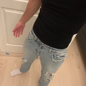 Dondup Jeans - Riktigt feta Dondup jeans i W31 L30. Inga defekter, bara asfeta slitningar. I nyskick, topp kvalité. Brighton modell. 179 på bilden! 