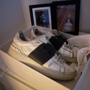 Valentino Garavani Open sneakers - Säljer nu mina Snygga Valentino Garavani Open sneakers. Dem är just nu smutsig och behövs en tvätt men det är enkelt! Det finns skador på skorna under för har använt i ca 2 år och gått mycket med dem. Dem funkar bra och sköna att gå i. Storlek 38 men dem är lite små i storlek. För frågor så är det bara att skriva.😄